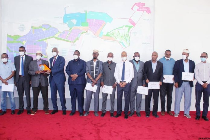 Autorité des Ports et des Zones Franches de DjiboutiLe Président de l'APZFD remet des certificats aux membres de la délégation du Puntland