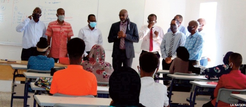 Eclairage ; Des dispositifs spécifiques et rigoureux ont été mis en place pour prévenir tout risque de contamination et de décrochage scolaire