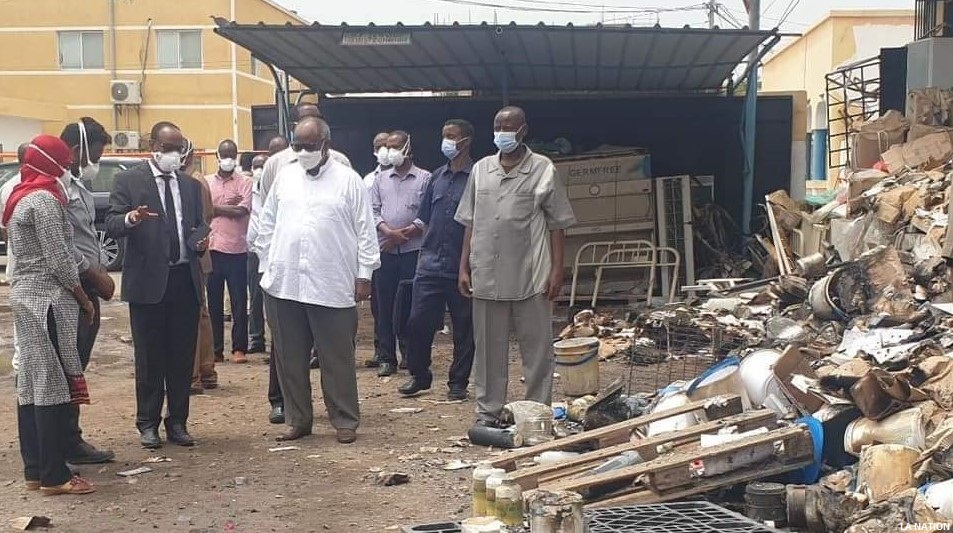 Incendie à l’entrepôt de la CAMME : Le président Guelleh se rend sur les lieux du sinistre pour constater l’ampleur des dégâts