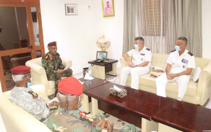 Le chef d’état-major général des armées reçoit le nouveau commandant des FFDJ (1)