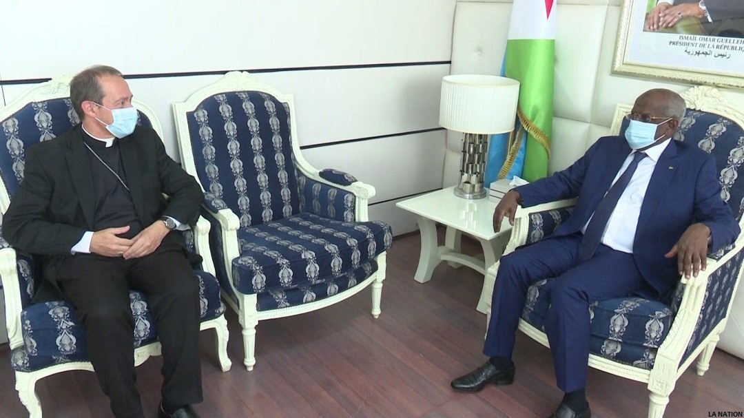 Le Premier Ministre reçoit le nouvel ambassadeur de nonce Apostolique (Vatican) à Djibouti