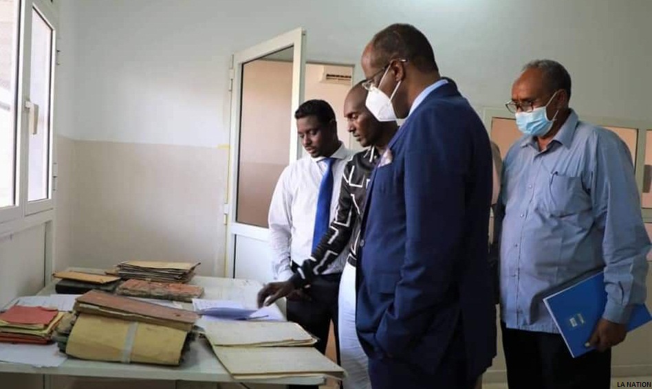 Moumin Hassan Barreh s’imprègne de l’état des vestiges historiques de l'ancienne gare ferroviaire