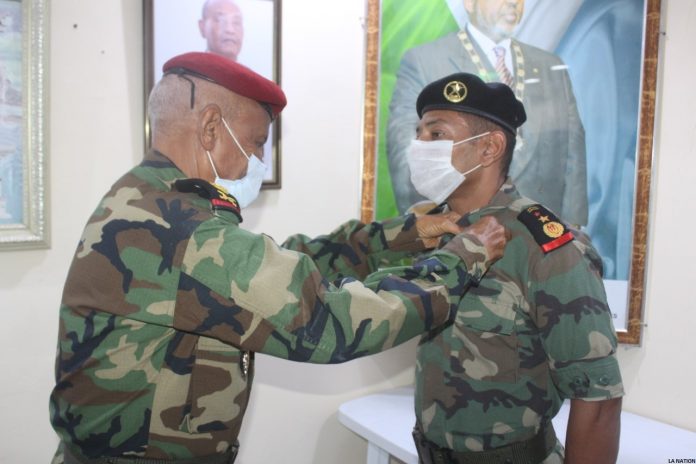 Le CEMGA décore un conseiller technique militaire égyptien (2)