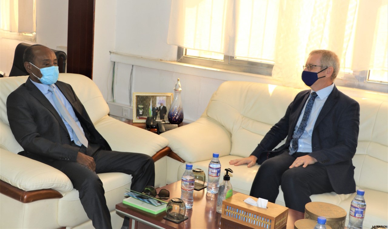 Le Ministre de la défense reçoit l’ambassadeur de l’Union européenne à Djibouti