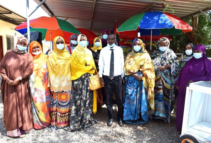 MFFUNFDPRAREV Cérémonie de remise de chariots à des mareyeuses et revendeuses de poissons (1)