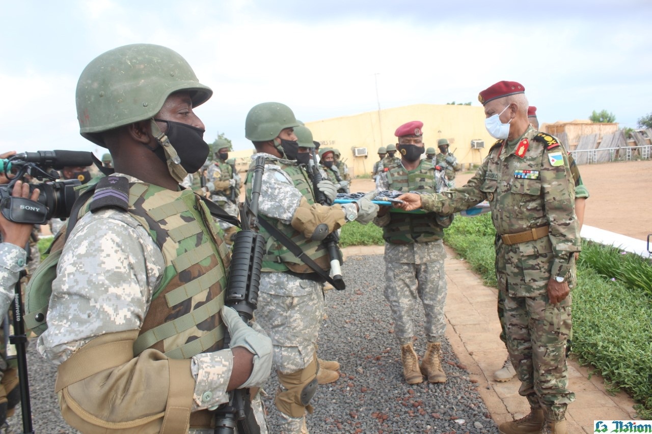 Cérémonie de décoration aux FAD