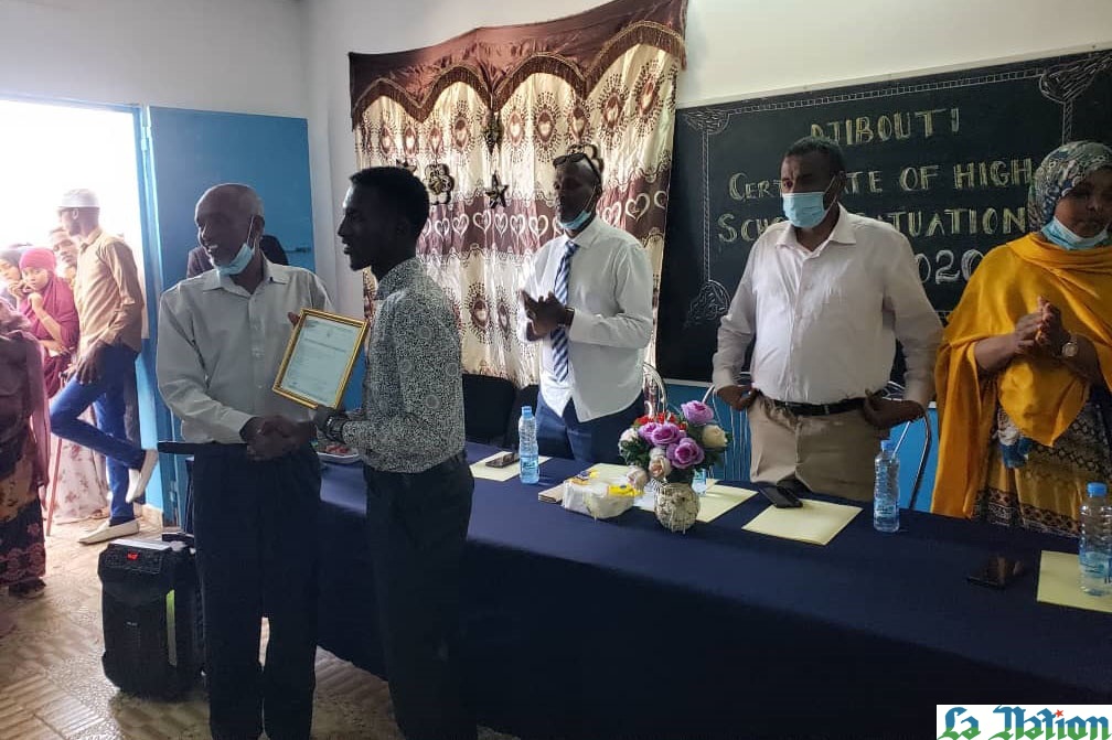 Cérémonie sobre de remise des diplômes du Baccalauréat aux lauréats du Lycées Nelson Mandela du camp des réfugiés d’Ali-Addeh