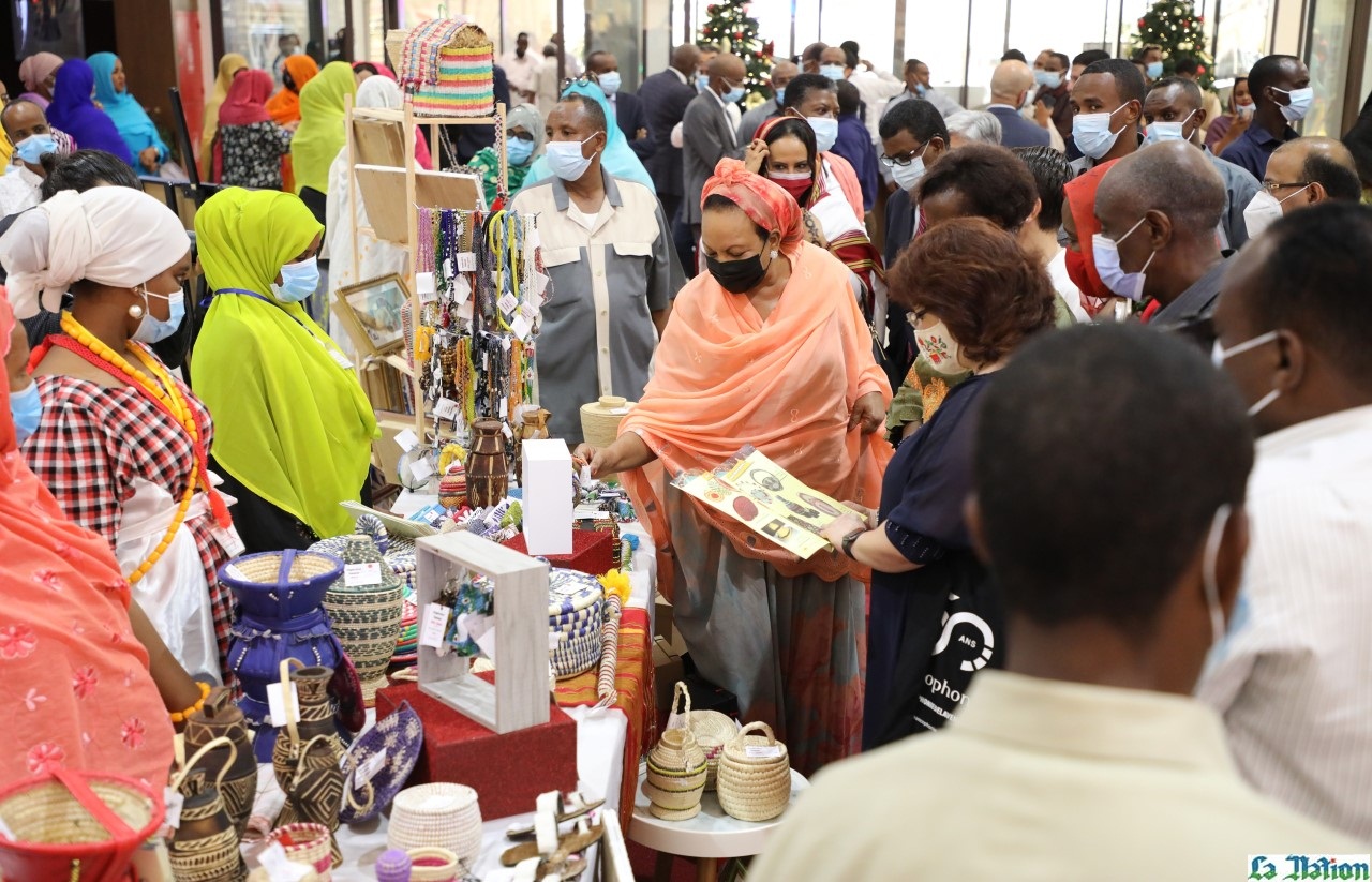 Semaine commerciale de l’artisanat des coopératives des femmes du milieu rural : La première dame parraine l’exposition-vente de produits artisanaux au Bawadi Mall