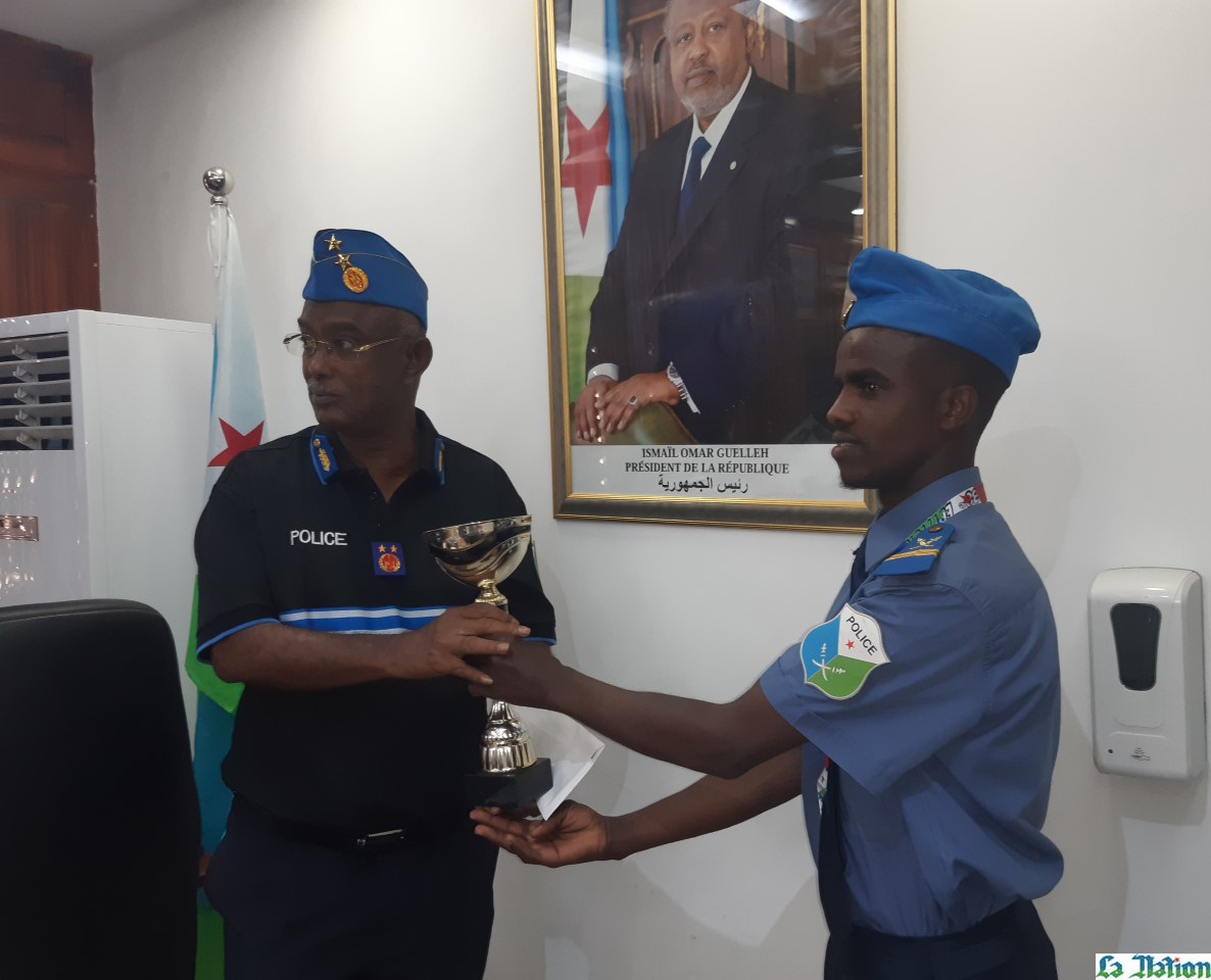 Police Nationale : Le directeur général de la Police Nationale reçoit les vainqueurs des 15 Km du Grand Barra