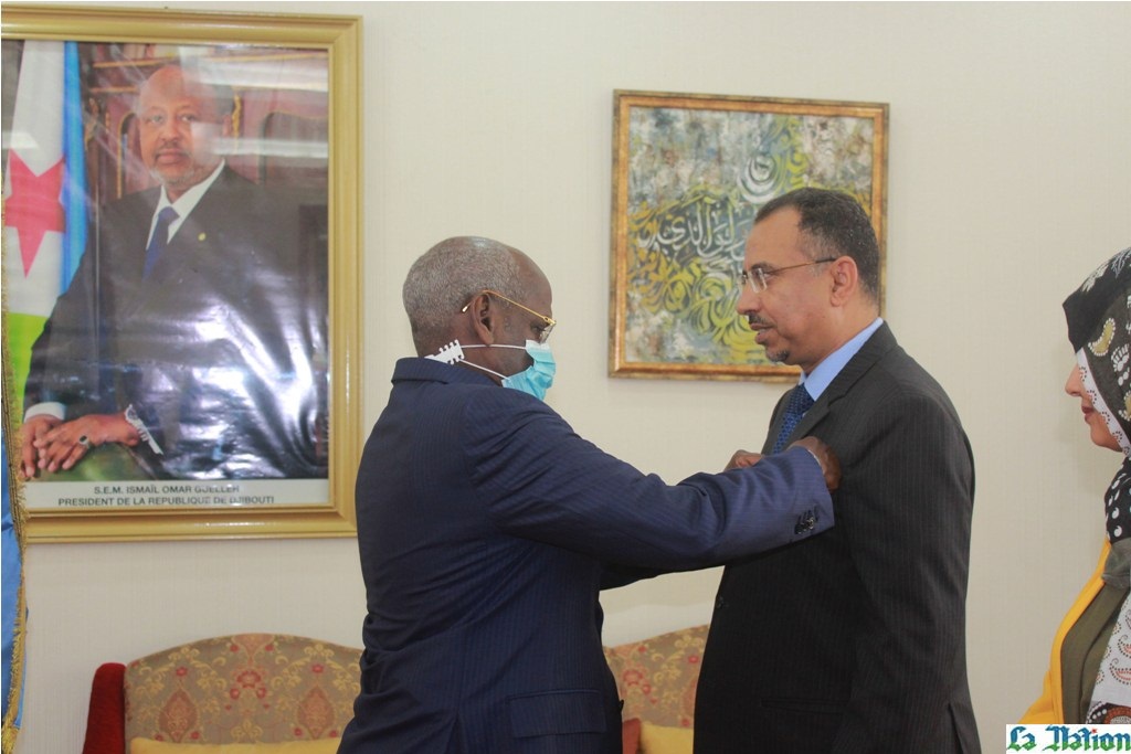 Primature ; Remise des insignes de distinctions à des hauts cadres du MENFOP