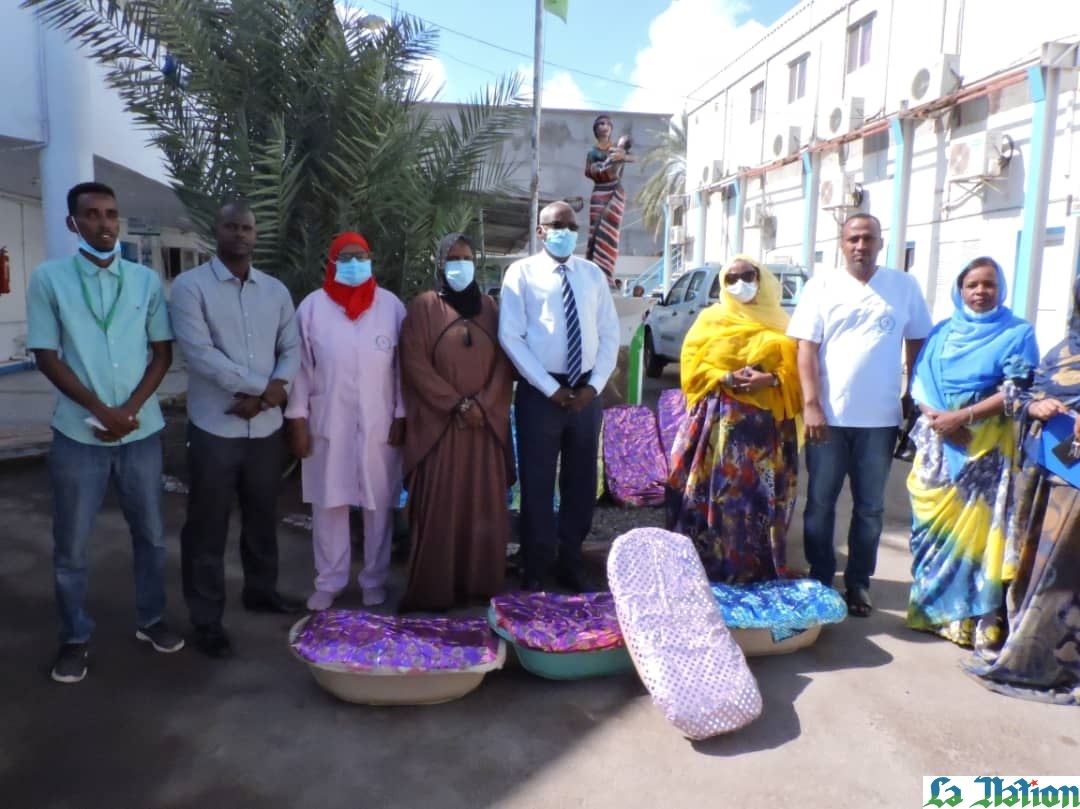Distribution de cadeaux aux bébés nés la nuit du nouvel an