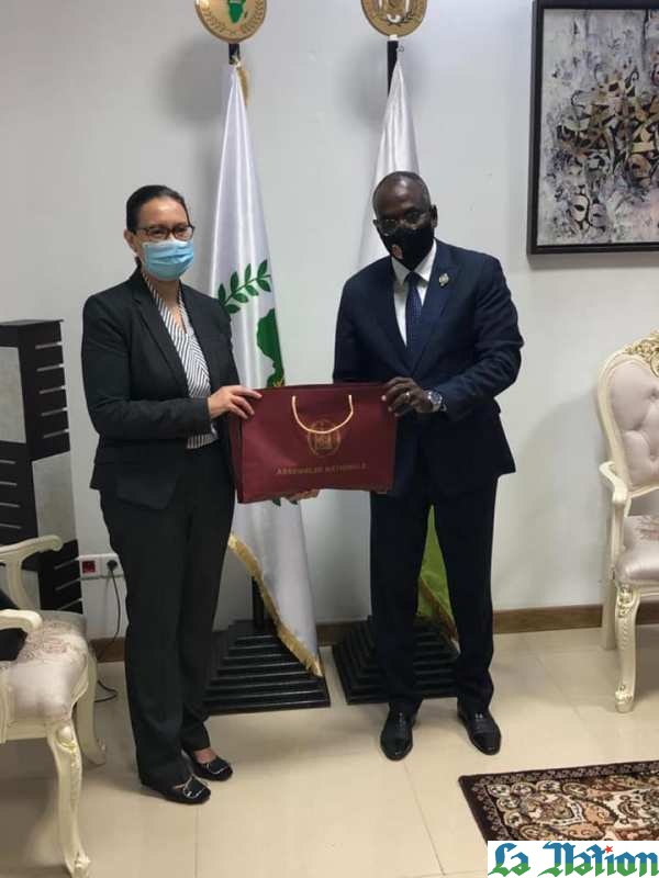 Entrevue entre le président du parlement et l’ambassadrice du Maroc