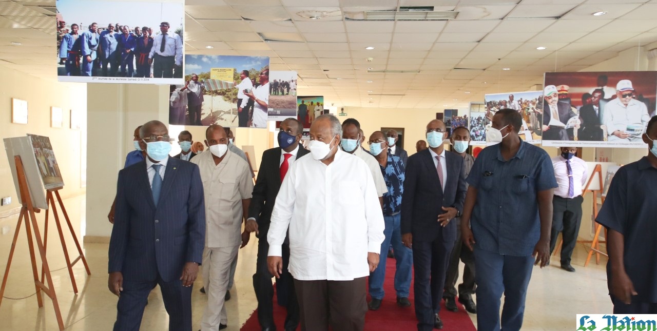 Le Président de la République visite l’exposition et les stands dressés à l’occasion de la célébration de la journée nationale de la presse