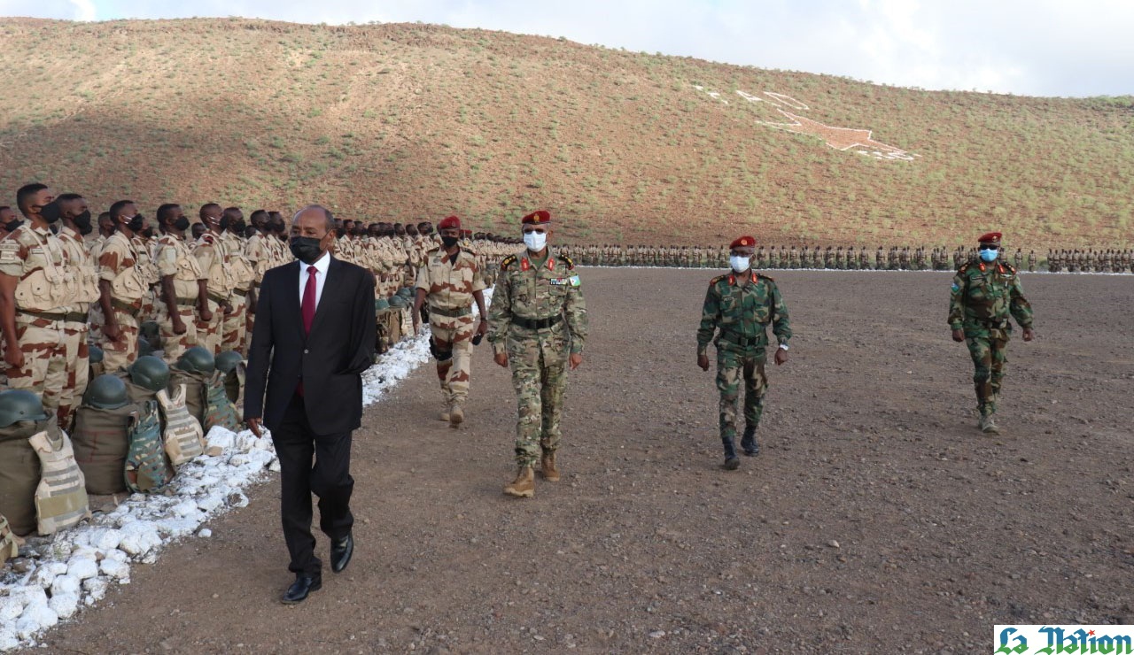 Le ministre de la défense inspecte le bataillon Hill 8 à Maryama avant son départ pour la Somalie