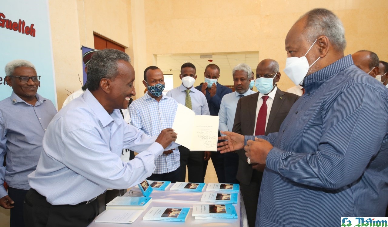 Le président Guelleh parraine la cérémonie de dédicace du livre dédié à la biographie du regretté Ali Guelleh Aboubaker