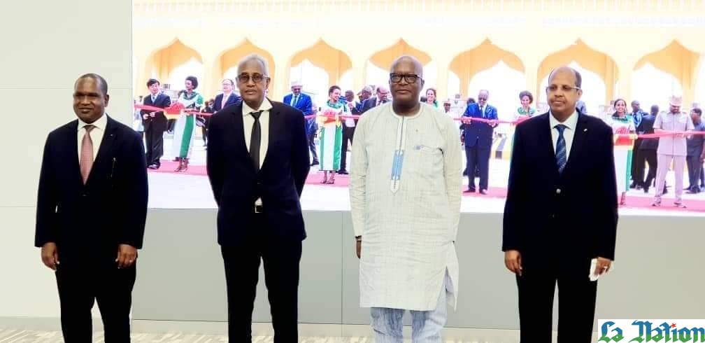 Le président burkinabé visite les installations portuaires de Djibouti