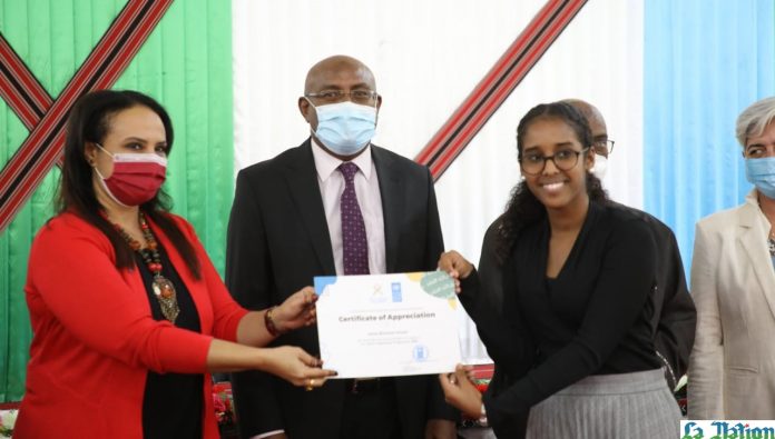 Remise de certificats aux lauréats du concours Youth Challenge (2)
