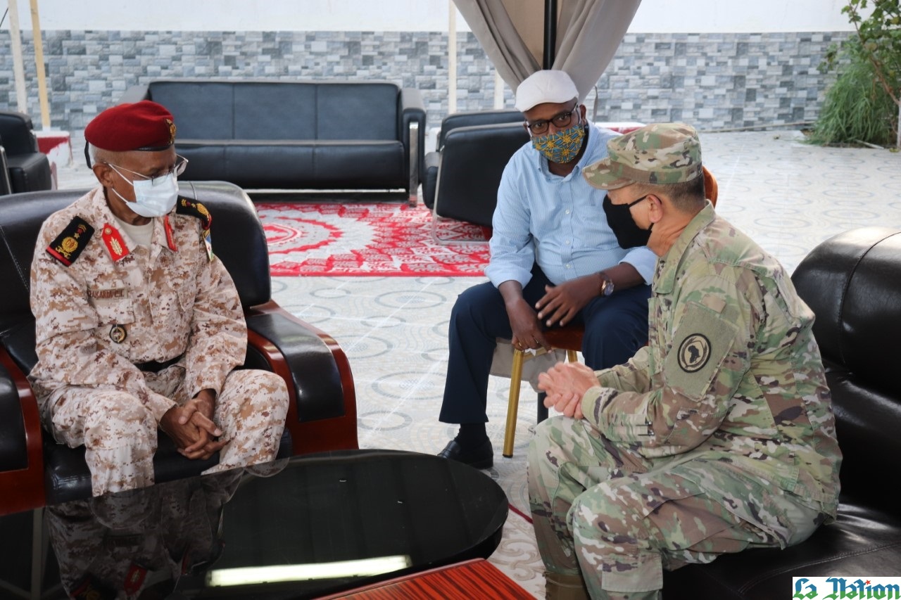 Visite du général de division FLORA, à la direction des relations internationales des FAD