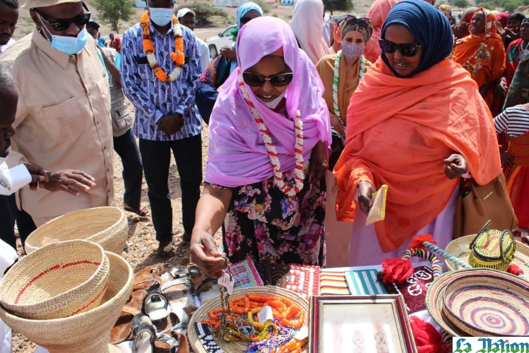 Des outils d’agriculture et des machines à coudre pour améliorer les conditions de vie des habitants de God Dawwo