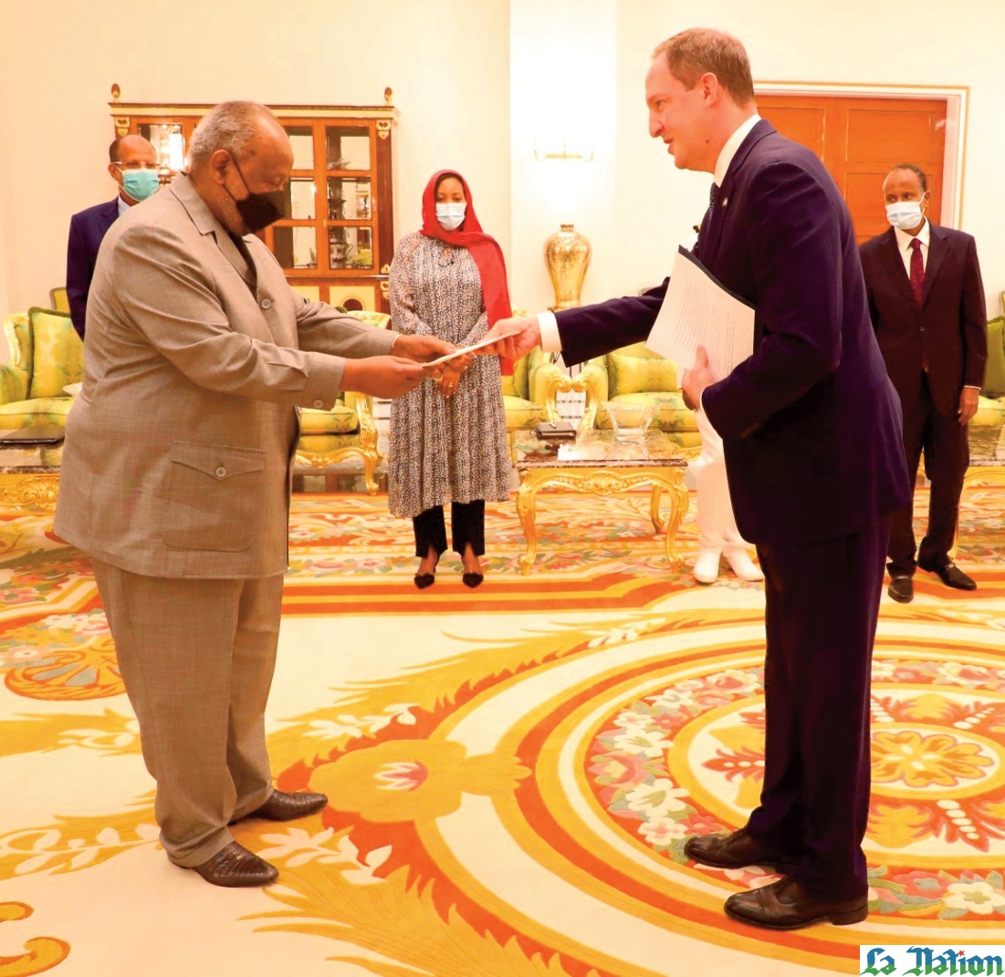 Le président de la République reçoit les lettres de créances de cinq nouveaux ambassadeurs