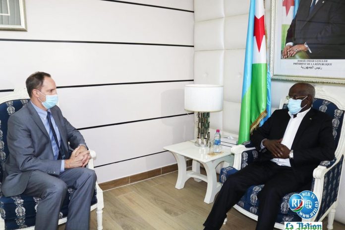 Entrevue entre le Premier ministre Abdoulkader Kamil Mohamed et l’ambassadeur Jonathan Pratt