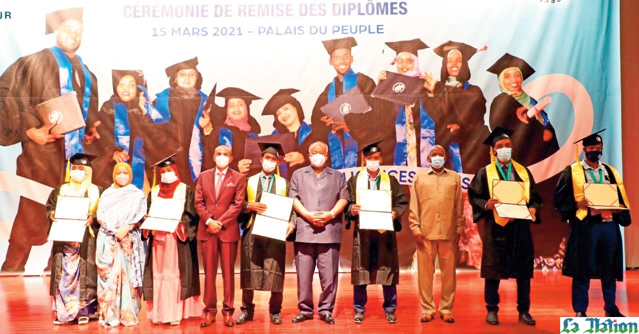 Le Président Guelleh procède à la remise des premiers diplômes de l’Institut Supérieur des Sciences de la Santé