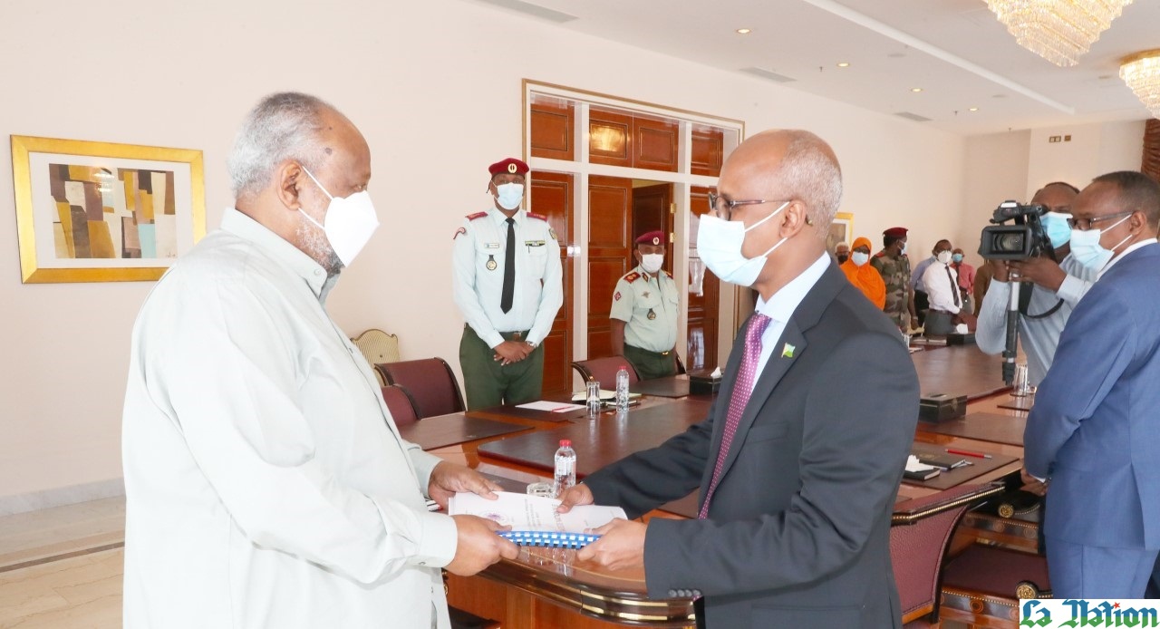 Le Président Guelleh reçoit le plan d’action de la Commission nationale en charge de la vaccination anti-Covid