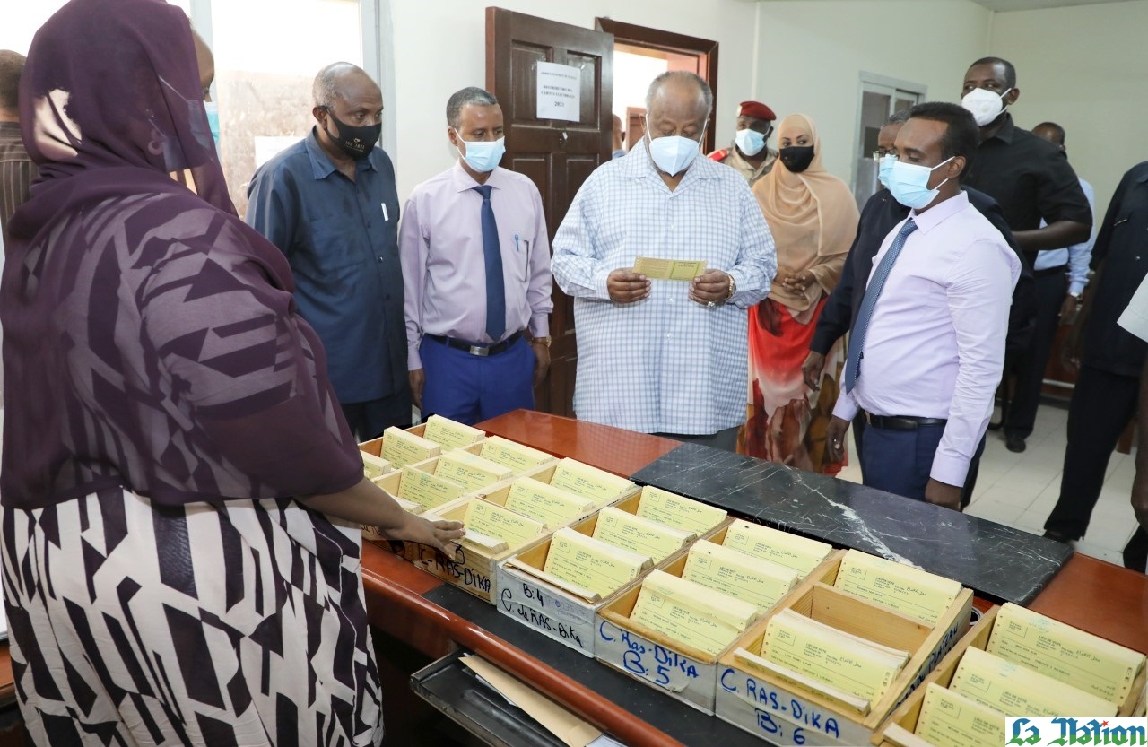 Le Président de la République retire sa carte d’électeur