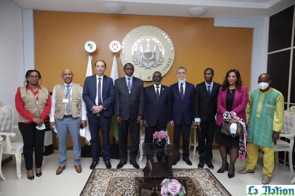 Entrevue entre les observateurs internationaux et le président du parlement