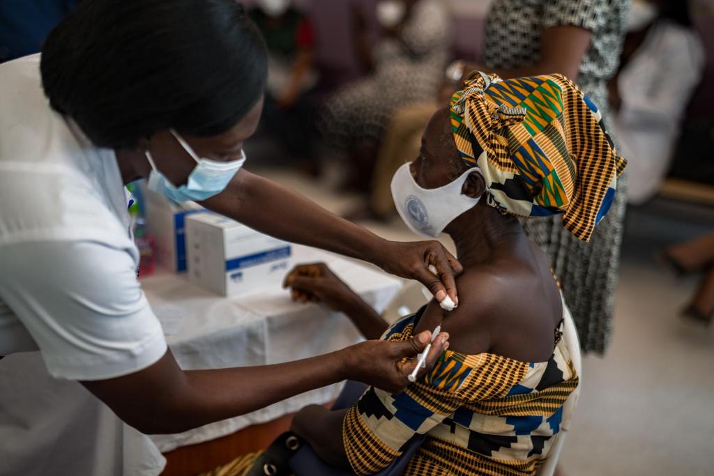 La vaccination contre la COVID-19 s’accélère en Afrique : près de sept millions de doses de vaccin administrées