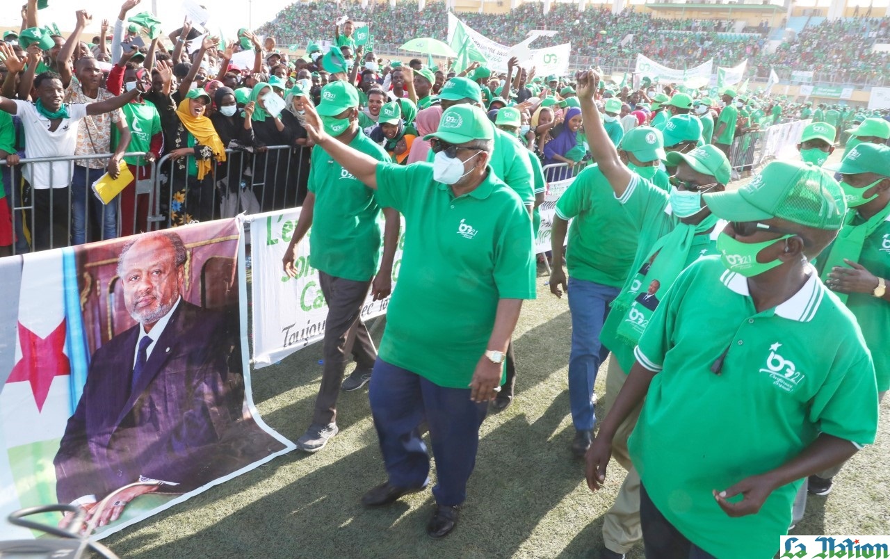 Ultime meeting de l’UMP avant le jour J : Debout comme un seul homme, le peuple dit « OUI ! » à IOG