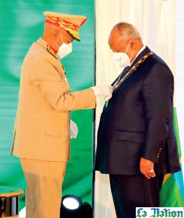 Le Président Guelleh reçoit la plus haute distinction de notre pays