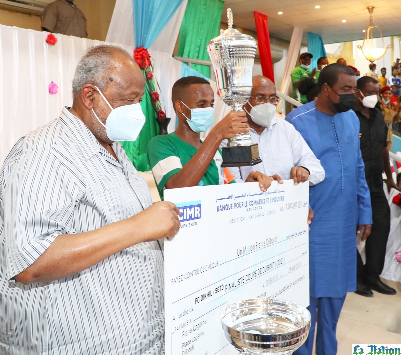 Le Président Guelleh remet les différents trophées de la Coupe de Djibouti