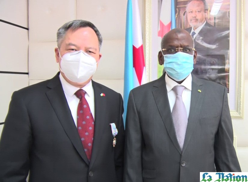 Le Premier ministre décore l’ambassadeur Zhuo Ruisheng de la médaille d’Officier de l’ordre national du 27 juin