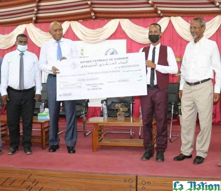 Le ministre de l'Économie et des Finances remet un chèque d'un montant de 25 millions FD  au syndicat des propriétaires de tricycles