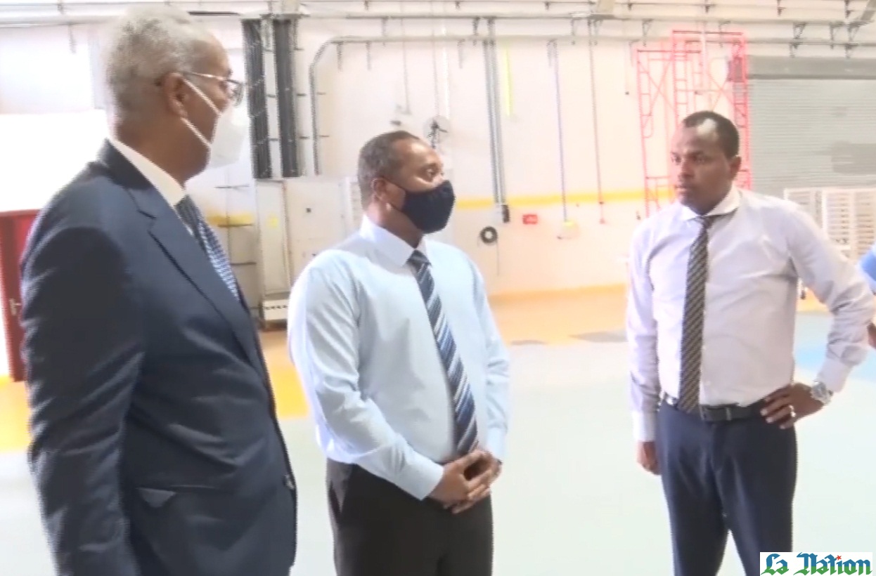 Le ministre de l’Energie visite la première usine de fabrication de panneaux solaires à Djibouti