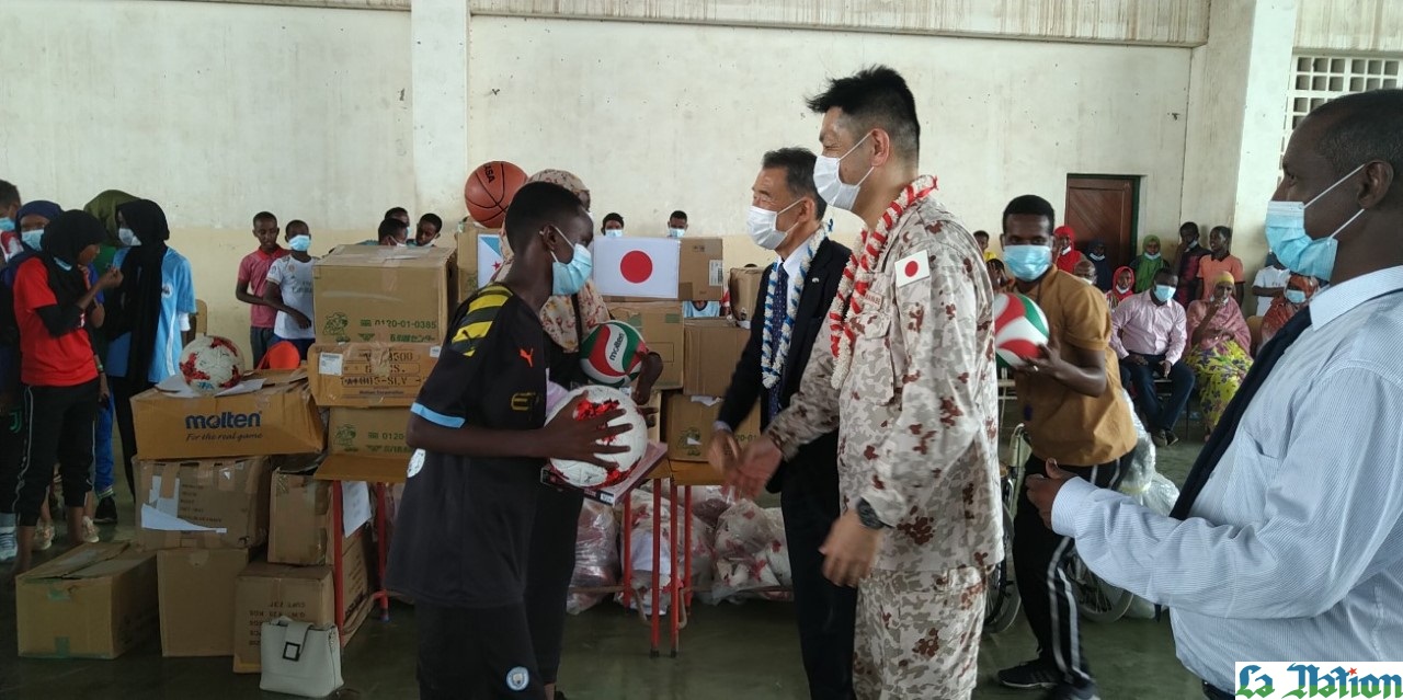 Remise de matériels fournis par la ville de Minami-Soma du Japon au collège de Fukuzawa