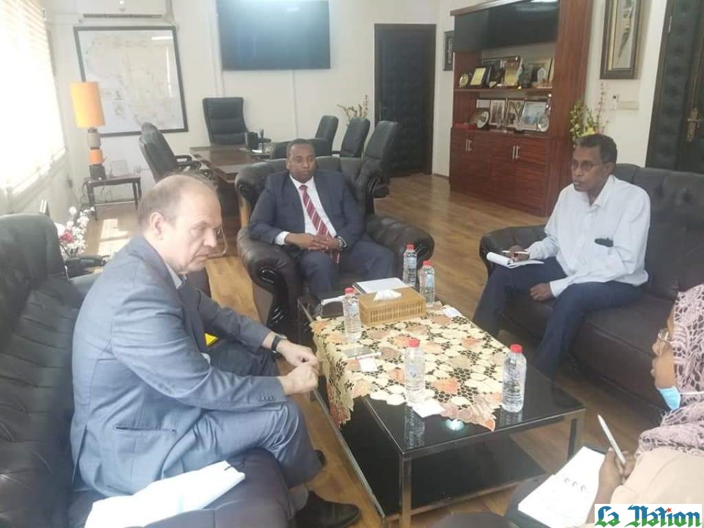 Le ministre Yonis Ali Guedi et l’ambassadeur Michael Häusler se penchent sur les voies et moyens de renforcer la coopération en matière de programme énergétique