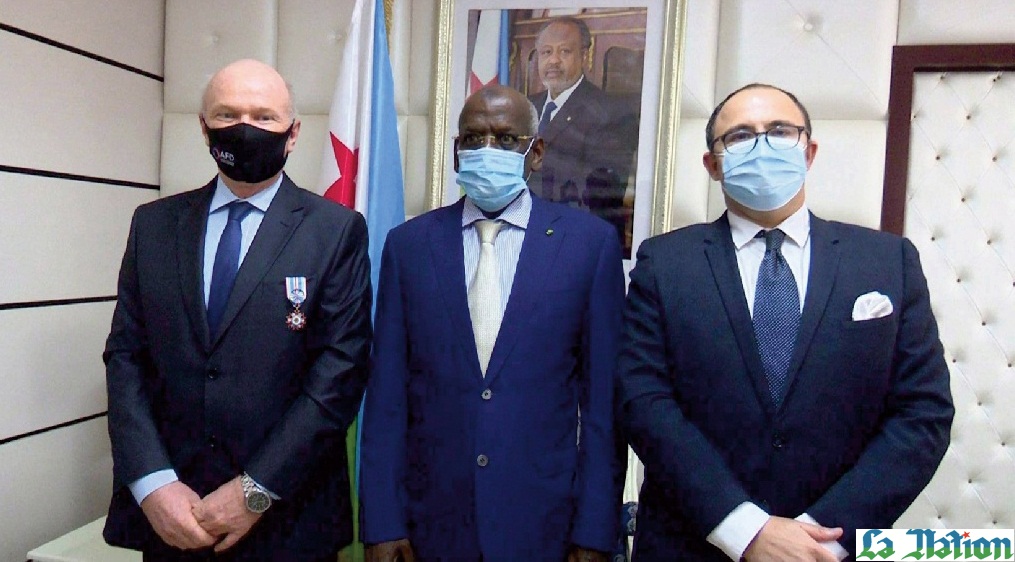 Le premier ministre  décore Philippe Collignon  de la médaille d'officier dans l'ordre national du 27 juin