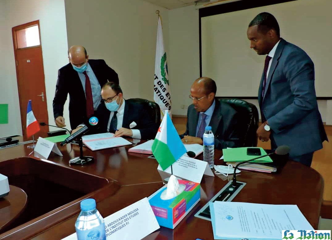 SIGNATURE D’UNE CONVENTION ENTRE  L’INSTITUT DES RELATIONS INTERNATIONALES  ET STRATEGIQUES ET L’INSTITUT DES ETUDES  DIPLOMATIQUES DE DJIBOUTI
