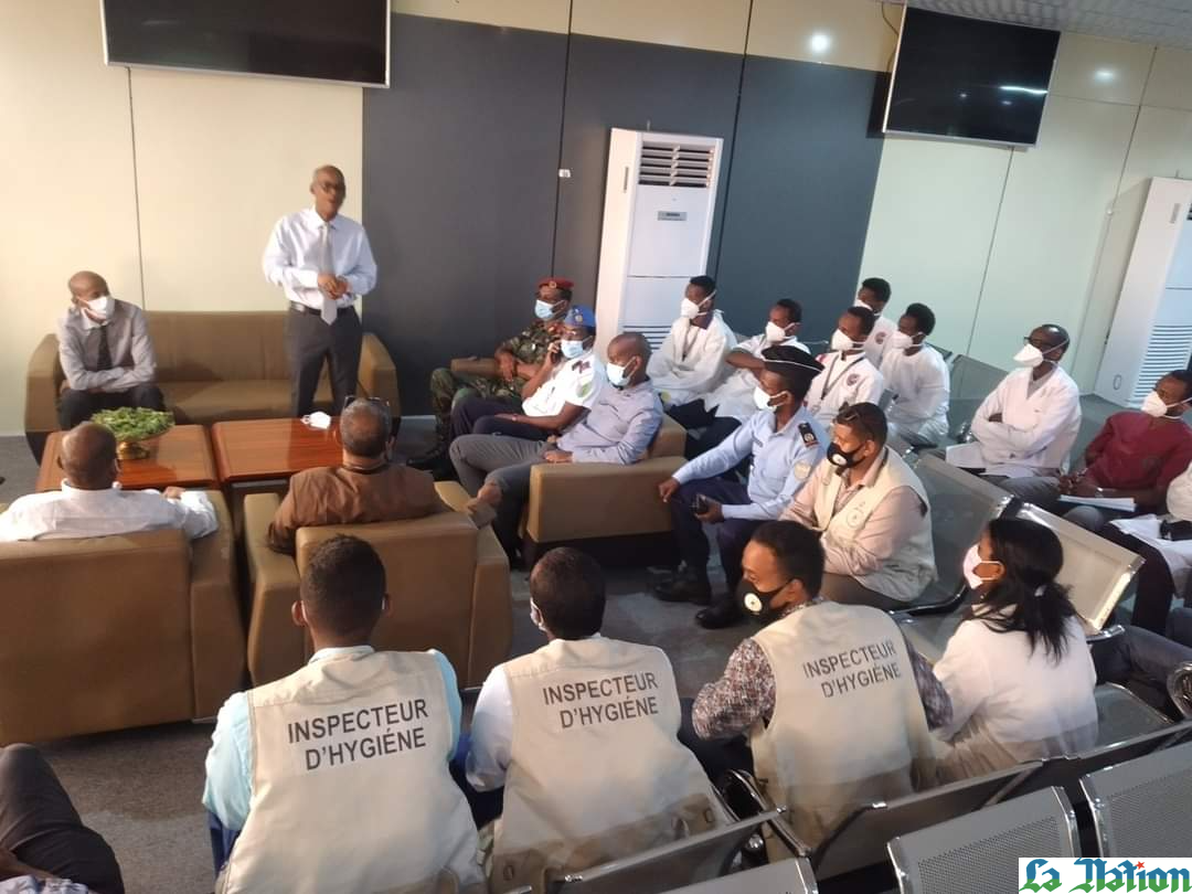 La nécessité de renforcer la vigilance et d'augmenter le niveau de contrôle sanitaire aux points d'entrée sur le territoire