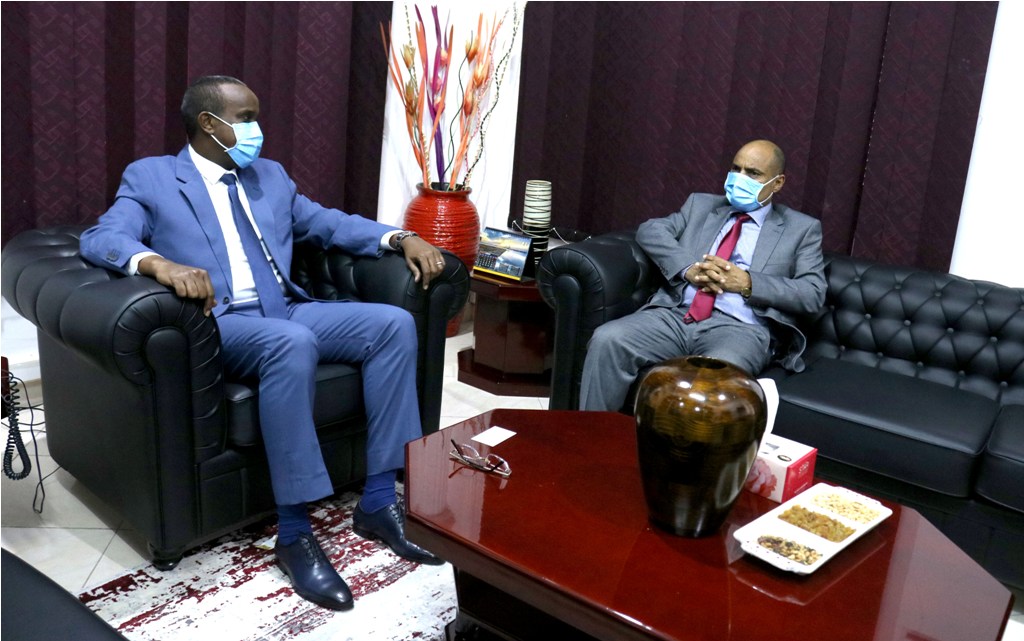 Le ministre de la communication reçoit l'ambassadeur du Yémen à Djibouti