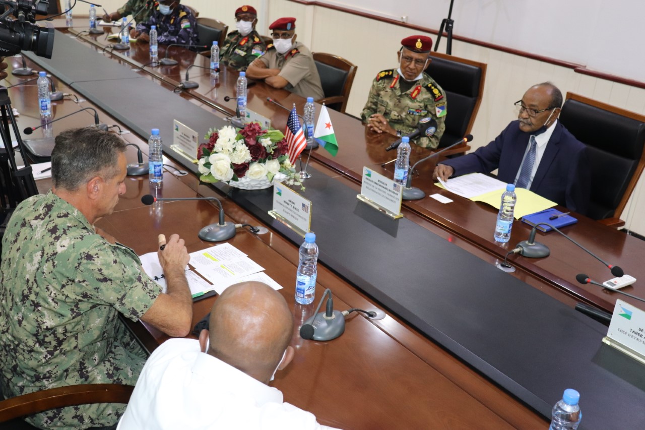 Le ministre de la défense reçoit le commandant des forces navales des États-Unis en Europe et en Afrique