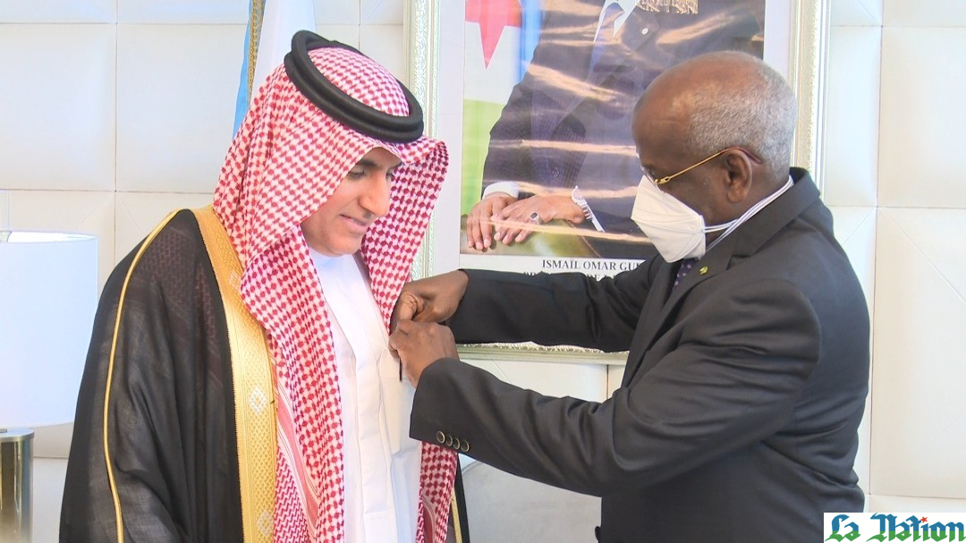 Abdoul-Aziz Bin Abdallah Al Matar distingué de la médaille d'officier dans l'ordre national du 27 Juin