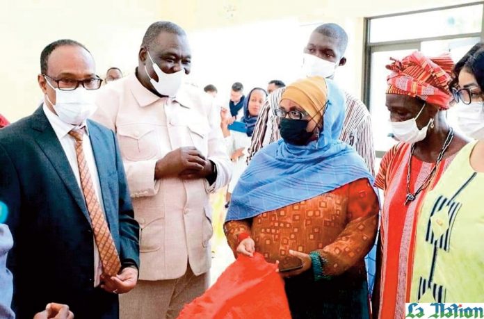 Cloture-de-la-session-de-formation-en-tissage-et-teinture-dans-le-cadre-du-salon-international-du-textile-africain-2