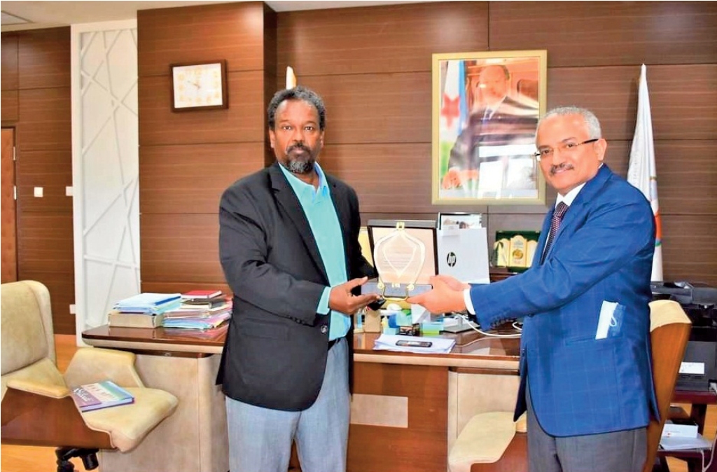 Golden Africa remet une plaque de reconnaissance pour les performances réalisées par le DMP