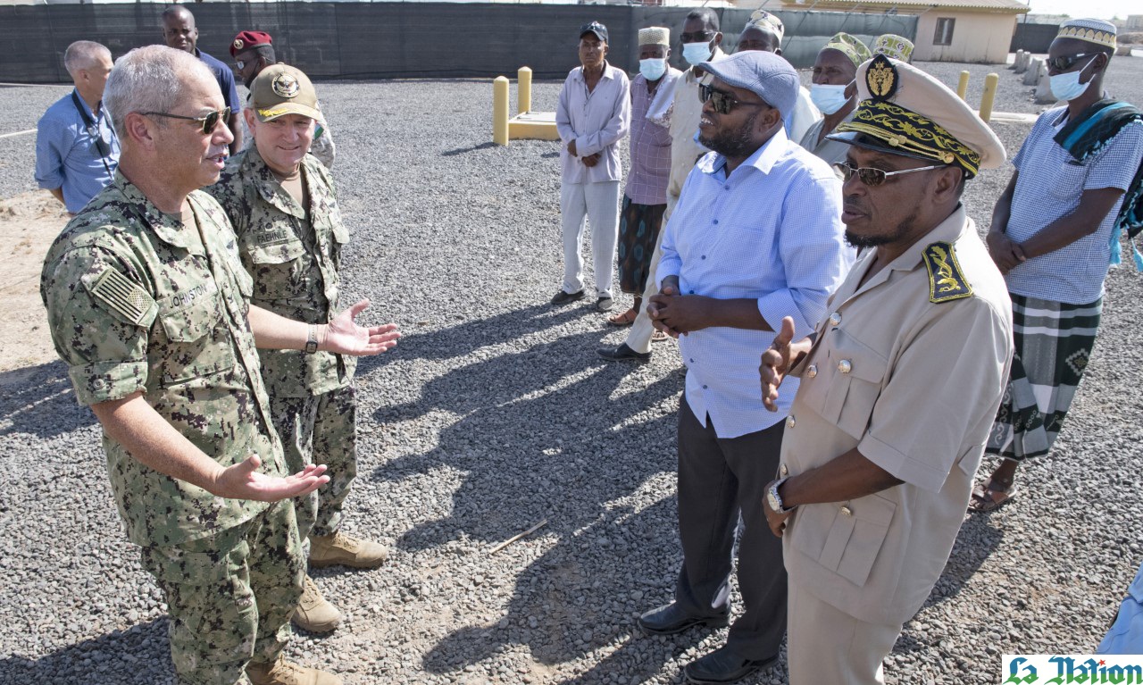 Le Sous-préfet de Damerjog, des responsables et sages Djiboutiens visitent le Camp Lemonnier
