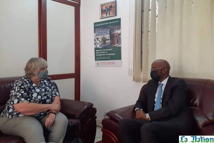 Rencontre entre le ministre Mohamed Abdoulkader Moussa et l’ambassadrice Jo Mcphali copy