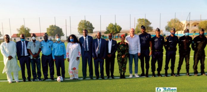 Fatma Samoura inspecte le gazon du terrain