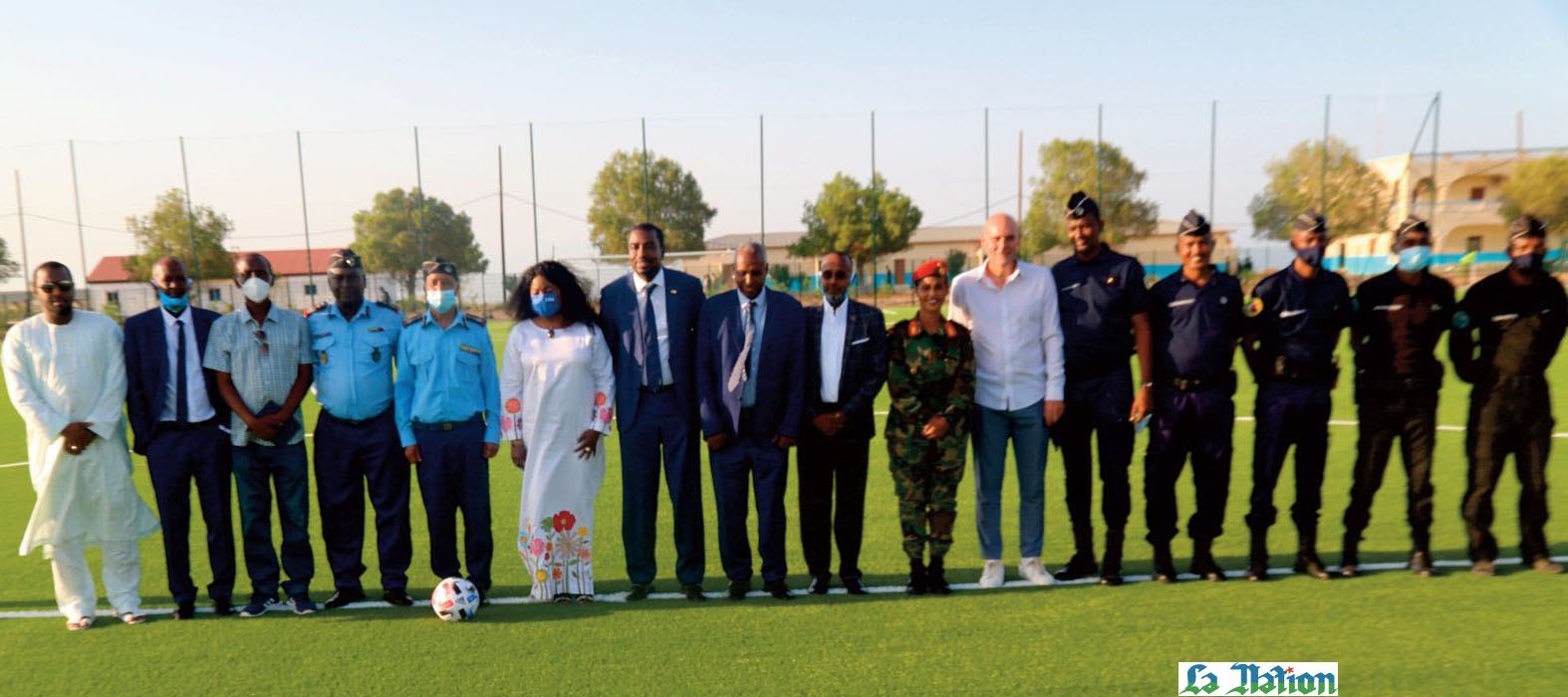 Fatma Samoura inspecte le gazon du terrain de la gendarmerie nationale financé par la FIFA